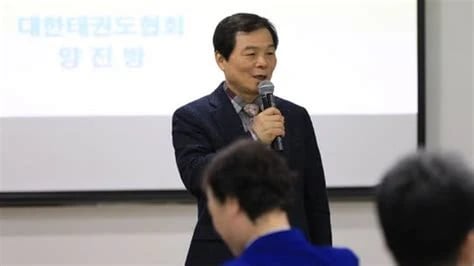 Jin-bang Yang发表讲话。他提出的Smart PSS将电子传感器与动作识别相结合。