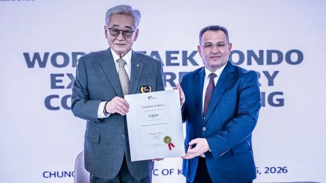 O presidente da World Taekwondo, Chungwon Choue, e o vice-presidente da Federação de Taekwondo da Turquia, Engin Sarıkaya, com o certificado de atribuição de Antalya 2028.
